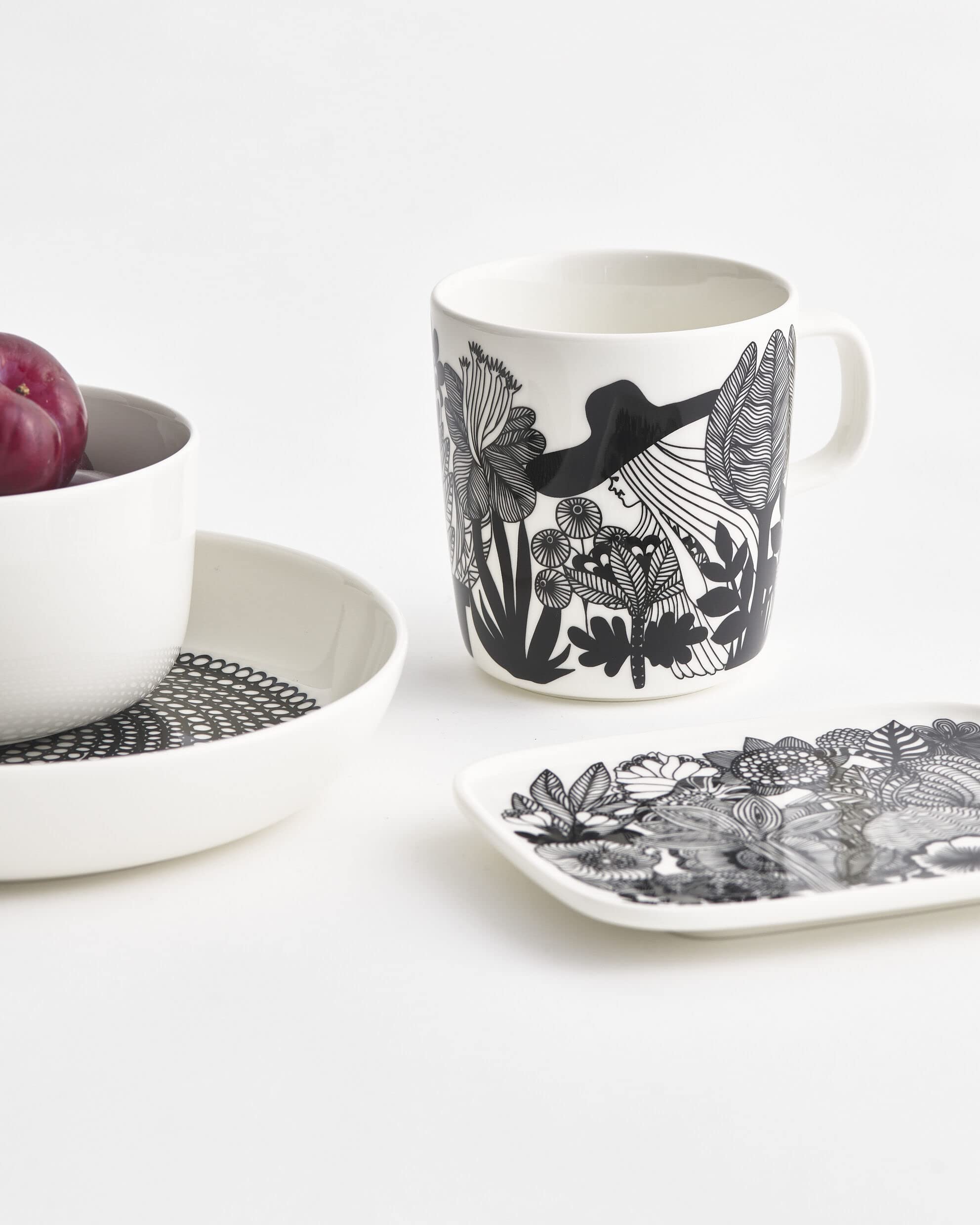 MARIMEKKO Oiva Siirtolapuutarha Large Mug — Refine Your Kitchen Décor with Our Iconic Black & White Stoneware — Stylish Porcelain Coffee Mugs to Elevate Your Drinking Experience (14oz) - Image 4