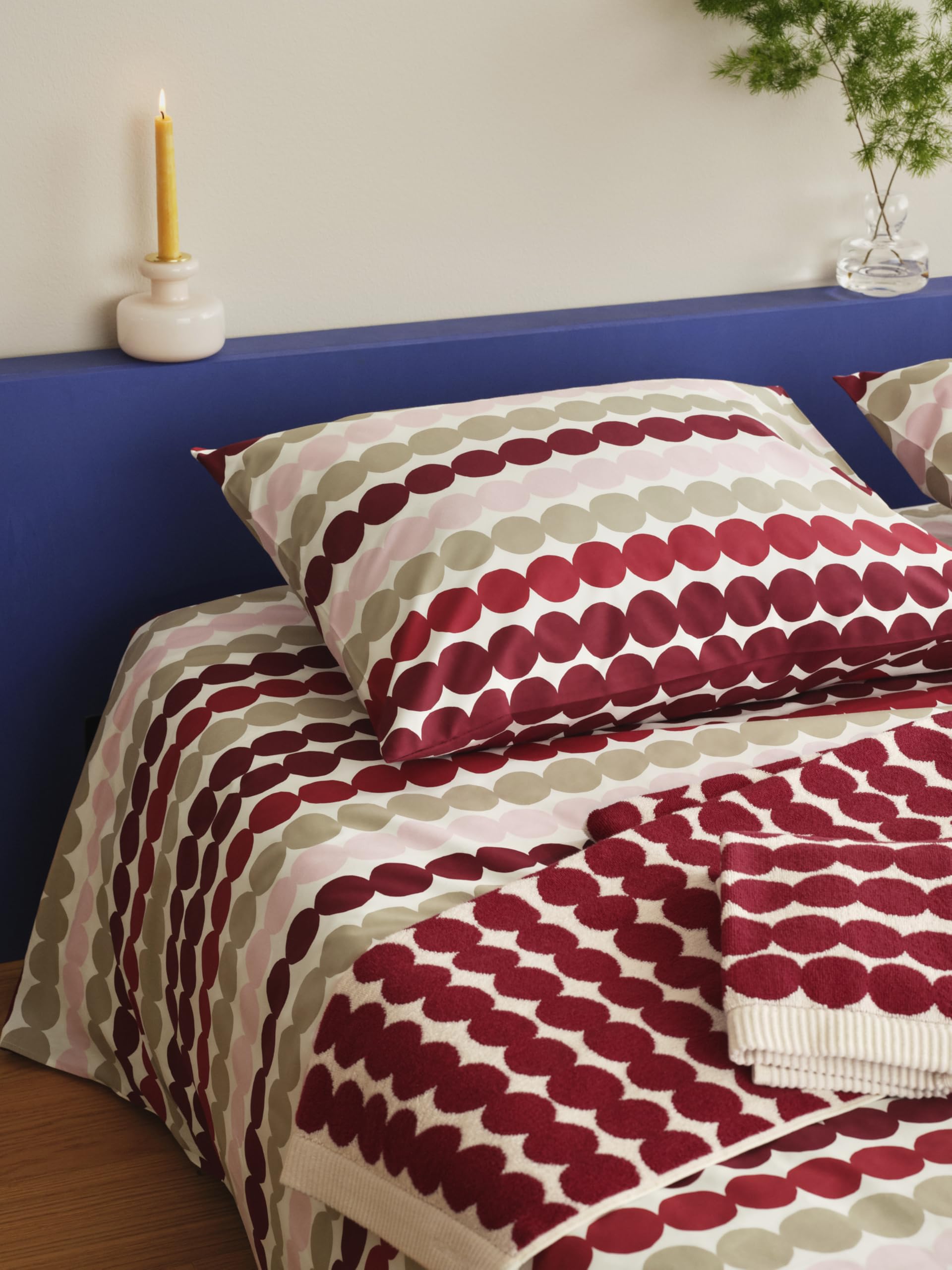 MARIMEKKO Räsymatto Terry Cotton Bath Towel (White and Red) – Polka Dot Patterned Bath Towels – 55 in x 28 in - Image 3