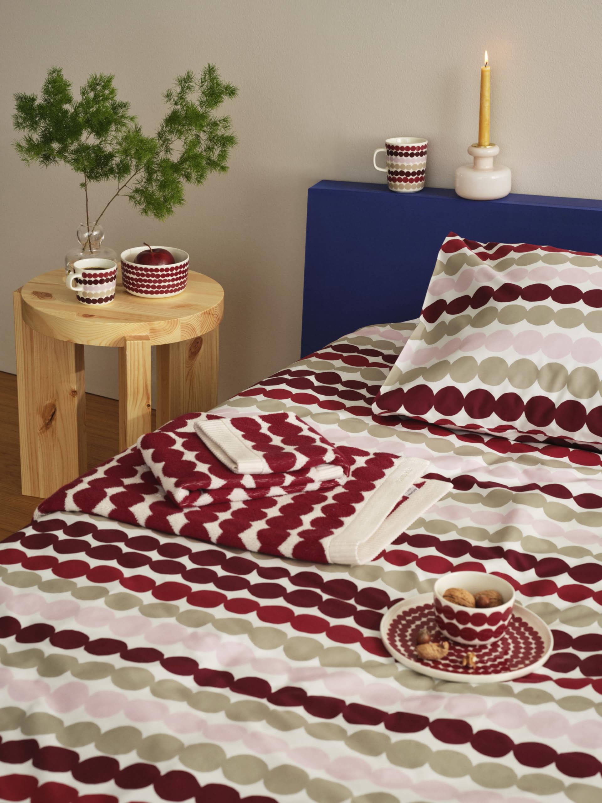 MARIMEKKO Räsymatto Terry Cotton Bath Towel (White and Red) – Polka Dot Patterned Bath Towels – 55 in x 28 in - Image 4